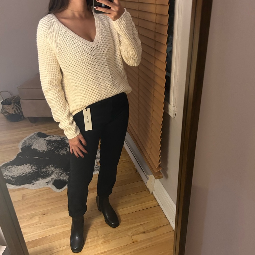 VERO MODA (LIKE NEW) Cream V-Neck Sweater - Picture 2 of 4